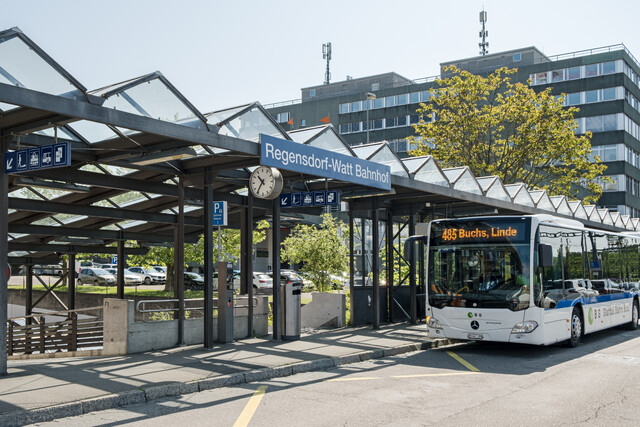Bestens vernetzt: Zwei S-Bahnlinien, sieben Buslinien, Nacht-Bus und -S-Bahn bedienen den Bahnhof Regensdorf-Watt.